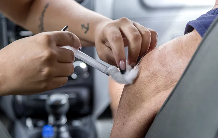 Os profissionais de saúde que trabalham em hospitais da cidade que não são da linha de frente e têm mais de 50 anos também podem se vacinar com a primeira dose