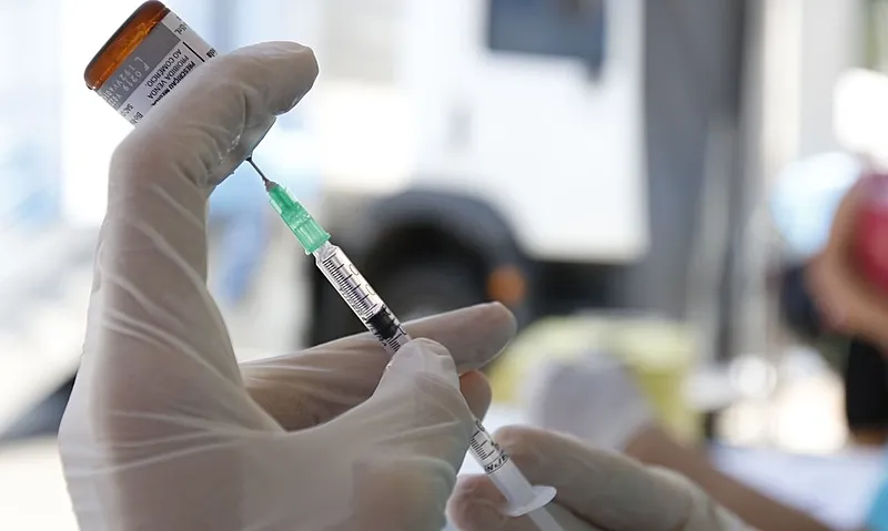 As vacinas promovem a imunização das pessoas contra a Covid-19