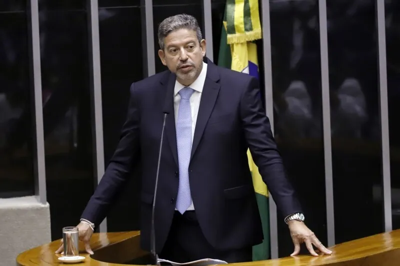 Arthur Lira comemorou a vitória contrariando recomendações de saúde em relação à pandemia