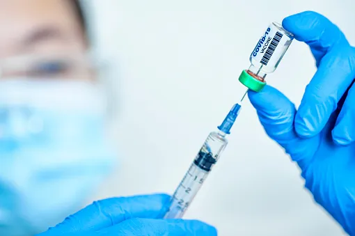 O risco de ser infectado pelo coronavírus diminui drasticamente após a primeira dose do imunizante