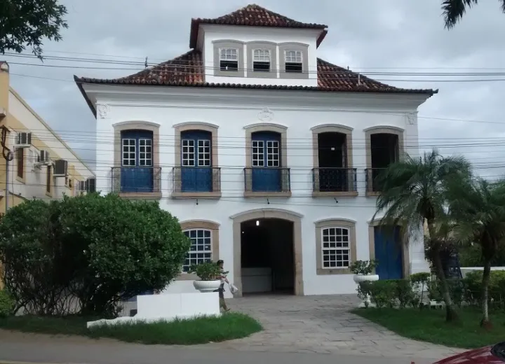 A idade mínima para participar das aulas é 18 anos