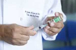 Imagem ilustrativa da imagem Três capitais do Brasil suspendem aplicação da 1ª dose por falta de vacina