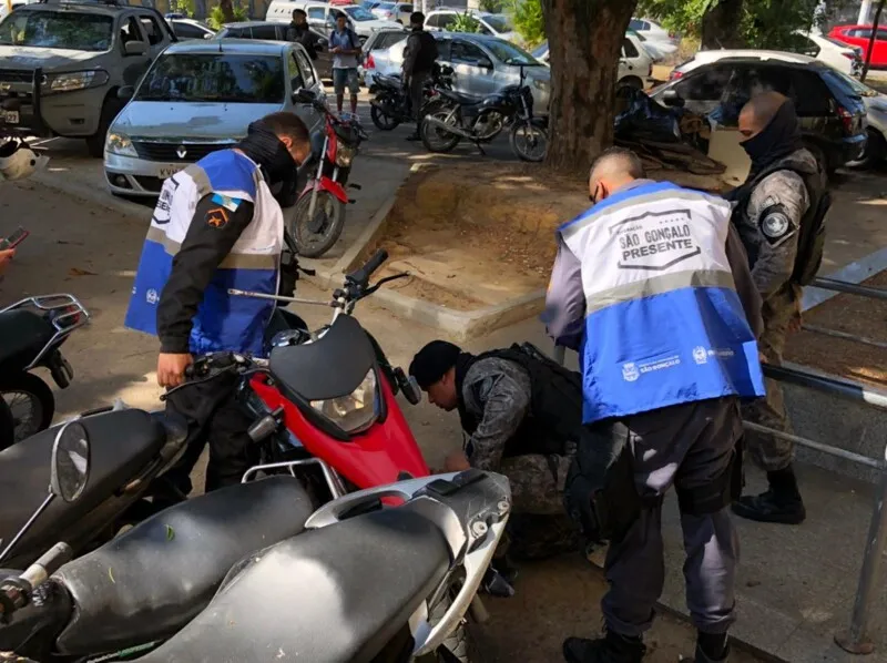 Imagem ilustrativa da imagem Troca de tiros termina com um baleado e uma moto recuperada no Vila Lage