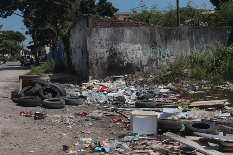 Imagem ilustrativa da imagem Moradores denunciam lixão, assaltos e formação de cracolândia em rua do Coelho, São Gonçalo