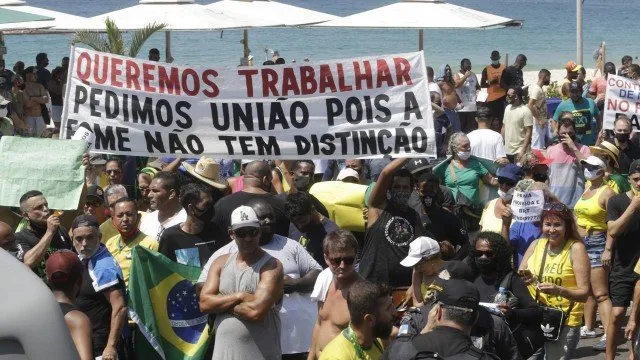 Imagem ilustrativa da imagem Primeiro dia do “superferiado” no Rio tem aglomeração nas ruas
