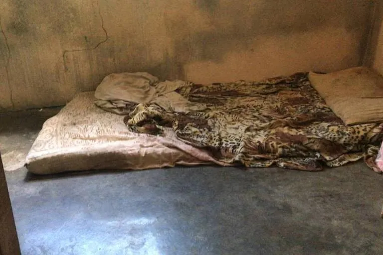 Local onde a menina de 6 anos dormia. 