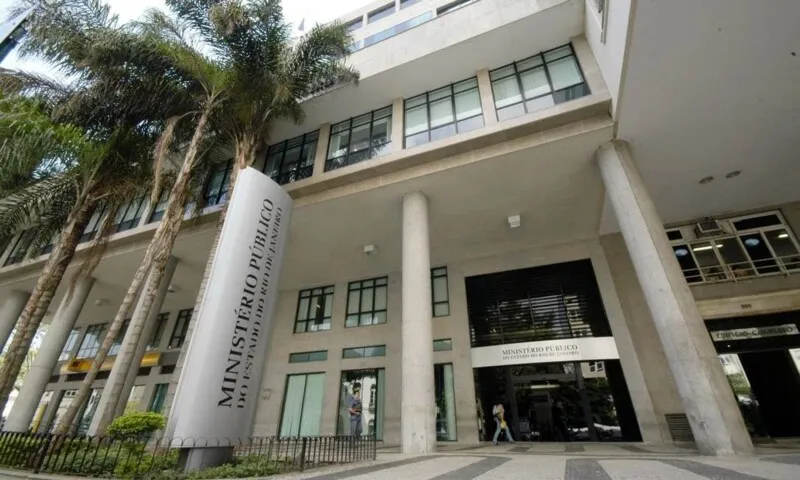 Desde 2018, a Promotoria de Justiça de Defesa do Consumidor investiga as precárias condições de abrigos de pontos de ônibus em Cabo Frio