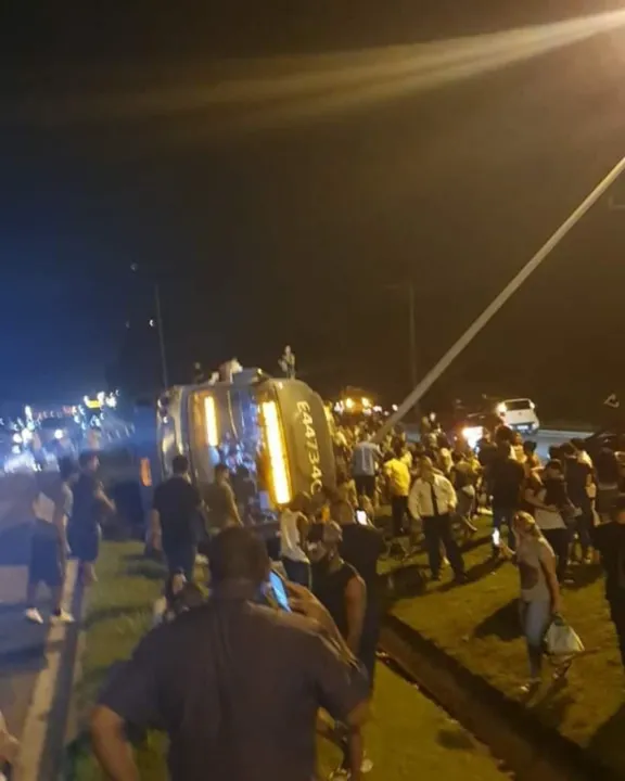 Imagem ilustrativa da imagem Ônibus do BRT sofre acidente e tomba com passageiros no Rio (veja vídeos)