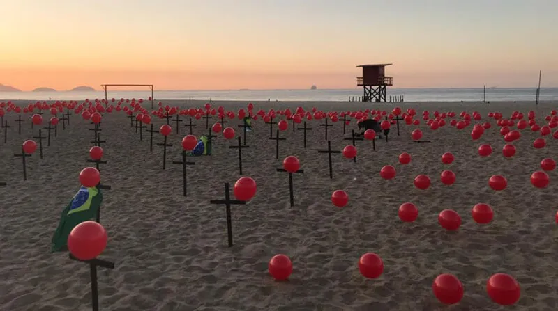 Ao final da manifestação, as rosas serão retiradas do local inicial e arrumadas de outra forma na areia formando uma gigantesca cruz