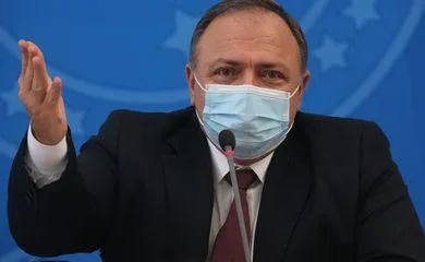 Imagem ilustrativa da imagem Bolsonaro revela que saída de Pazuello será nesta sexta-feira (19)