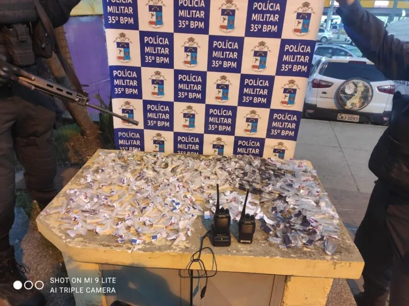 Imagem ilustrativa da imagem Homem é preso com drogas e rádio comunicador em Itaboraí