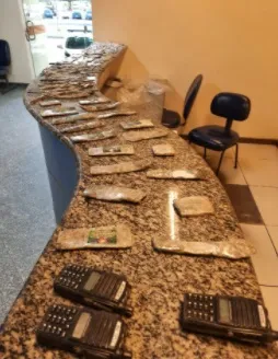 Imagem ilustrativa da imagem PM apreende drogas em galeria pluvial de São Francisco, Niterói