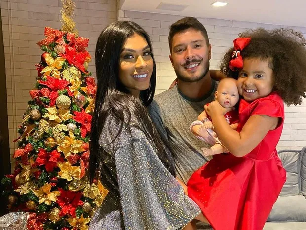 Pocah e o marido, Ronan Souza, com a filha Vitória, de 5 anos