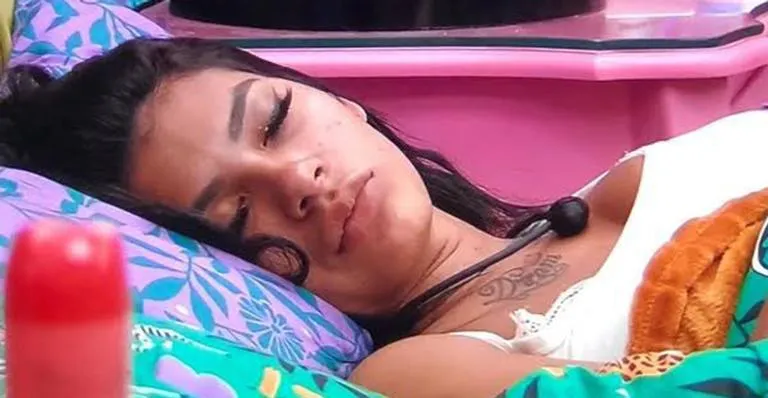 Imagem ilustrativa da imagem Bela Adormecida? Noivo explica sono exagerado de Pocah no BBB21