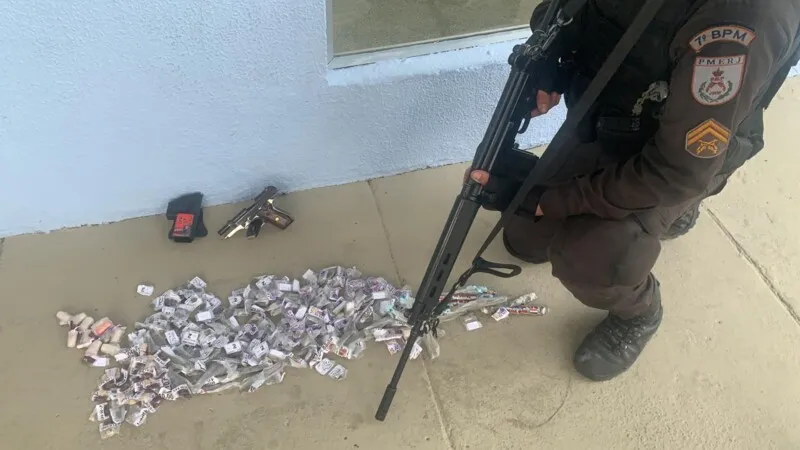 Foram apreendidos junto ao suspeito uma pistola e entorpecentes. 