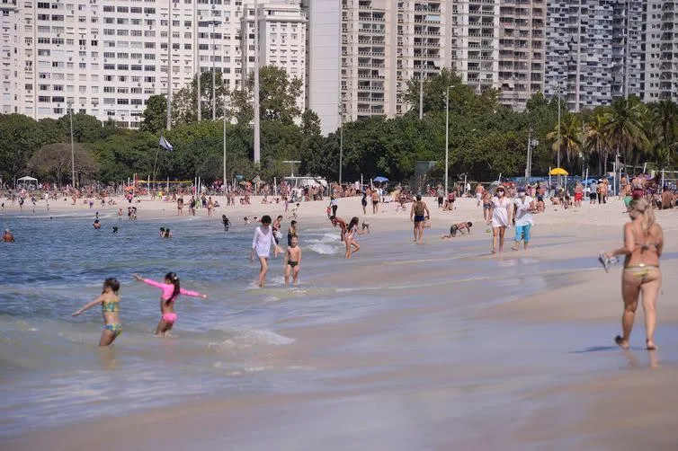 Imagem ilustrativa da imagem Queda nas vendas de ambulantes e vendedores de praia no Rio assusta trabalhadores