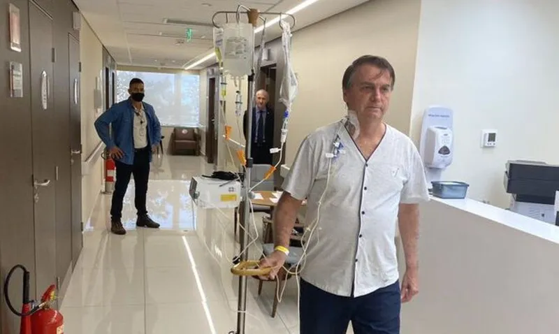 De manhã, o presidente postou um vídeo caminhando pelos corredores do hospital