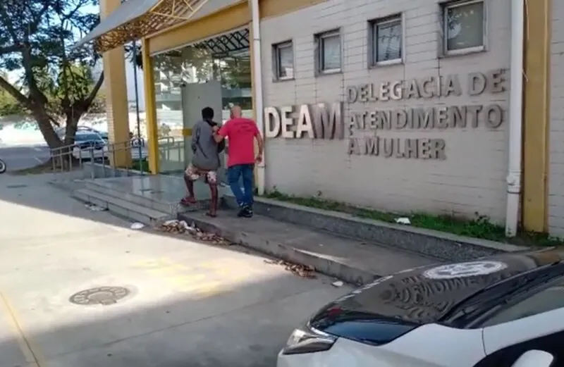 Policiais chegaram ao local após denúncia de vizinhos