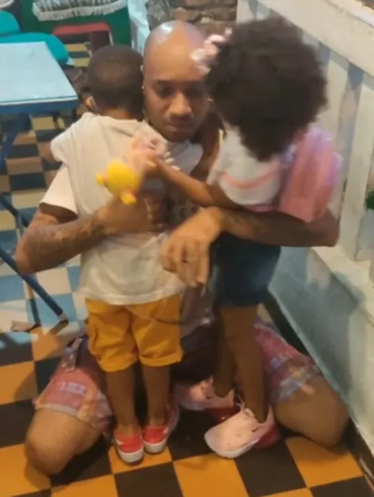Marcos Antônio abraça os filhos após sete meses preso