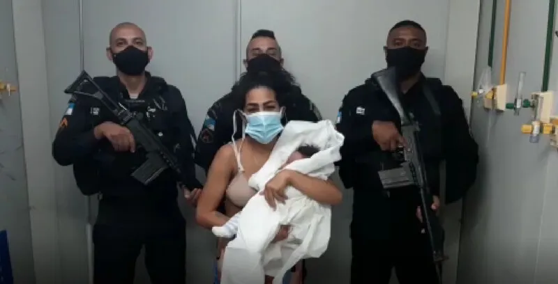 Imagem ilustrativa da imagem Policiais salvam bebê de engasgamento no Rio