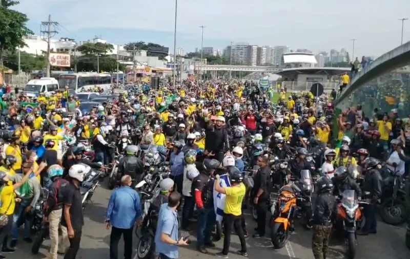 Imagem ilustrativa da imagem Bolsonaro participa de 'motociata' com apoiadores por ruas do Rio de Janeiro
