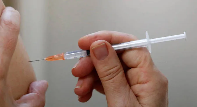 Além deles, serão imunizados idosos que vivem nas aproximadamente 40 instituições de longa permanência, como casas de repouso