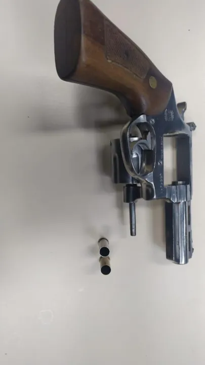 A filha foi capturada com um revólver que foi usado na tentativa do homicídio.