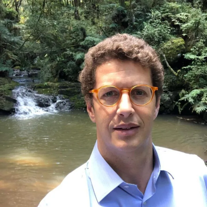 Salles deixa o cargo enquanto é alvo de duas investigações