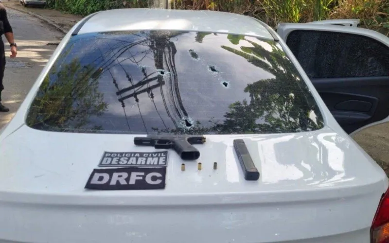 Os policiais realizaram a abordagem, e foram recebidos com tiros pelos criminosos. 