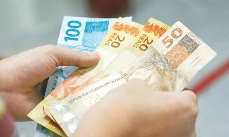 Imagem ilustrativa da imagem Valor do salário mínimo pode subir mais em 2022; entenda