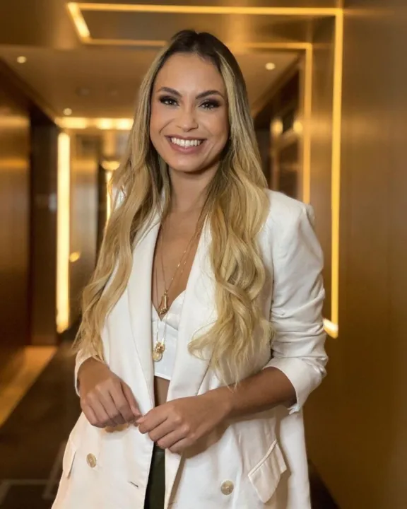 Sarah é formada e, até então, exerce a profissão de consultora de marketing