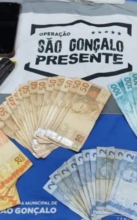 Dupla foi autuada em flagrante por porte ilegal de arma