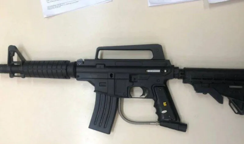 A arma de airsoft é utilizada para a prática de paintball