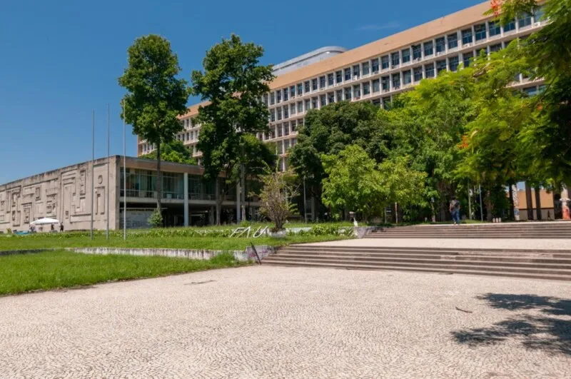 Imagem ilustrativa da imagem UFRJ cancela matrícula de 27 alunos por fraude em cotas raciais