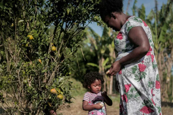 A aldeense Manoela, aos 39 anos, divide sua rotina entre a criação das suas meninas e o cultivo na roça