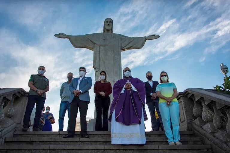 A Via-Sacra consiste no percurso da Paixão de Cristo, em memória de sua caminhada a carregar a cruz