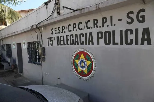 O agente conseguiu recuperar os veículos roubados que estavam com os bandidos 