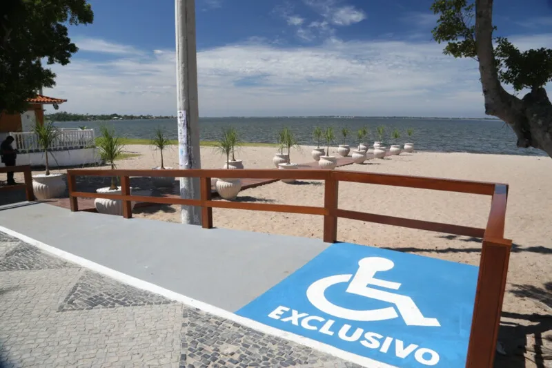 A rampa fica ao lado do calçadão da orla, e tem 8 metros de comprimento