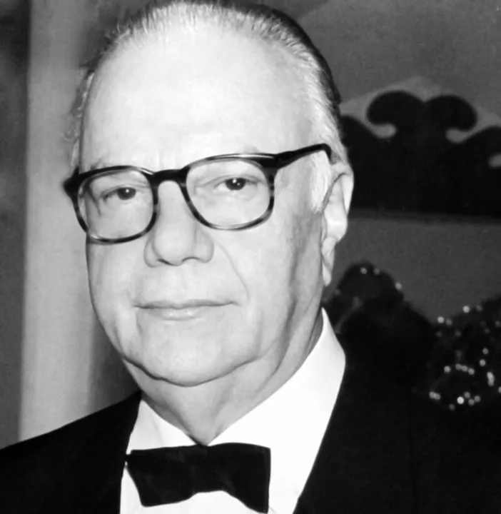 Ele dedicou sua vida às artes e dirigiu sucessos da dramaturgia e da música popular brasileira