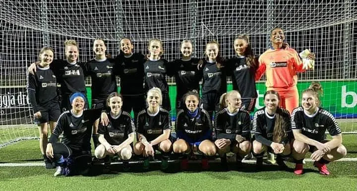 Dupla saiu de São Gonçalo para atuar no futebol feminino das Ilhas Faroé