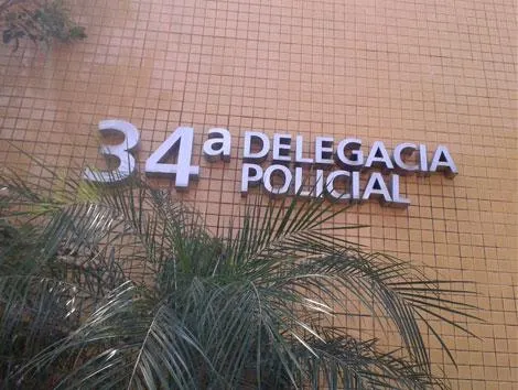 Eles estavam em um veículo roubado e de posse de armas e anotações de cobranças irregulares