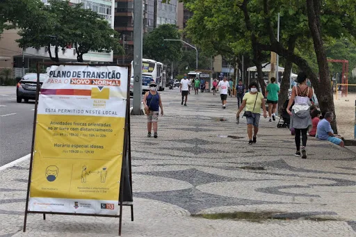Os estabelecimentos comerciais deverão atender com prioridade os clientes com idade igual ou superior a 60 anos 