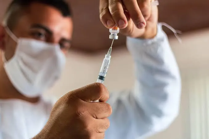 Segundo a pasta, 1.526 pacientes continuam internadas pela doença. 
