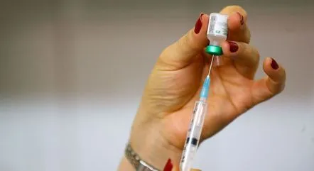 Vacinação em São Gonçalo chega aos 18 anos nesta sexta (9)