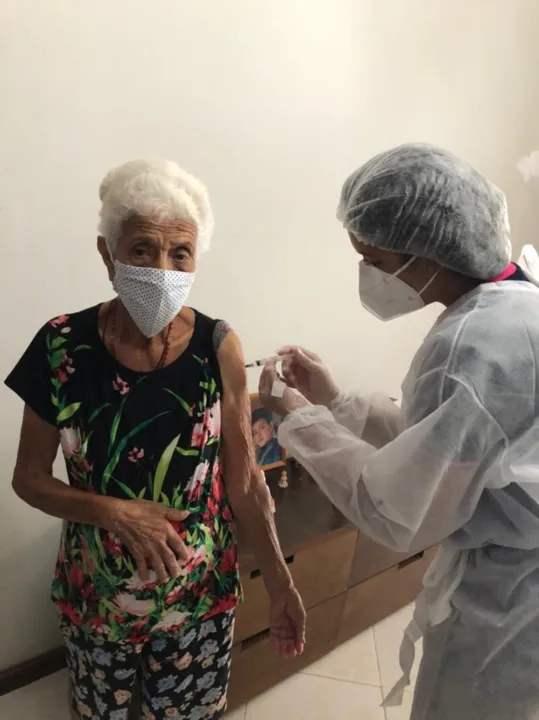 Para pessoas acima de 90 anos, a diminuição é de 44% para mortes e de 49% para hospitalização