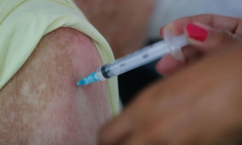 O projeto é motivado por episódios de falsa vacinação contra covid-19 ocorridos recentemente