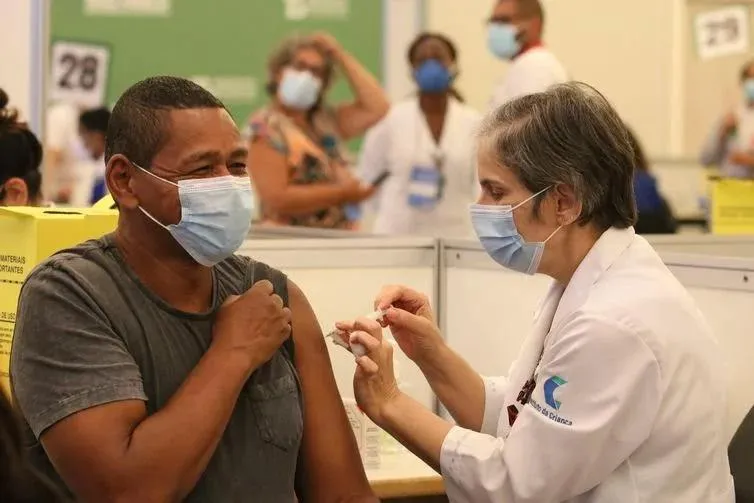 Imagem ilustrativa da imagem País vacina mais de 2 milhões de brasileiros contra a Covid-19