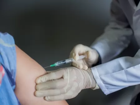 Imagem ilustrativa da imagem São Gonçalo retoma vacinação de primeira dose para idosos e trabalhadores da saúde neste sábado (27)