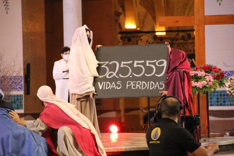 Imagem ilustrativa da imagem Via-Sacra em Aparecida faz homenagem às vítimas de Covid-19 no Brasil