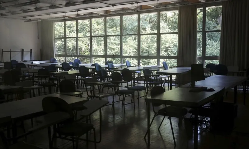 A idade mínima para iniciar as aulas do EJA é de 15 anos